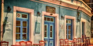 Z jakich warstw składa się podstawowa architektura aplikacji internetowych?