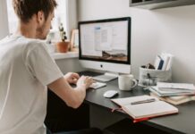 Siedzący tryb życia niszczy Twoje pośladki. Czas działać, zanim będzie za późno! Siedzący tryb życia